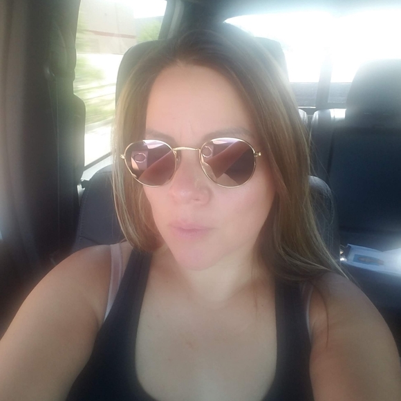 Fashion, Classy, Chic Items - Picture 4 of 7